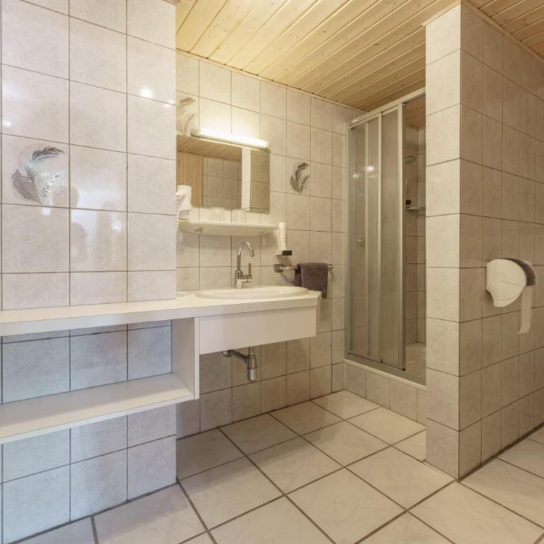 Cafe Pension Kitzer - Großes Doppelzimmer - 4
