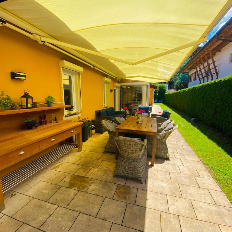 Alpine Escape Holiday Home with Mountain View - Ferienhaus - 7