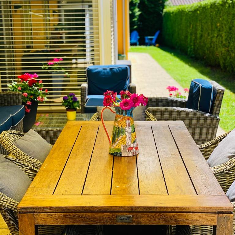 Alpine Escape Holiday Home with Mountain View - Ferienhaus - 6