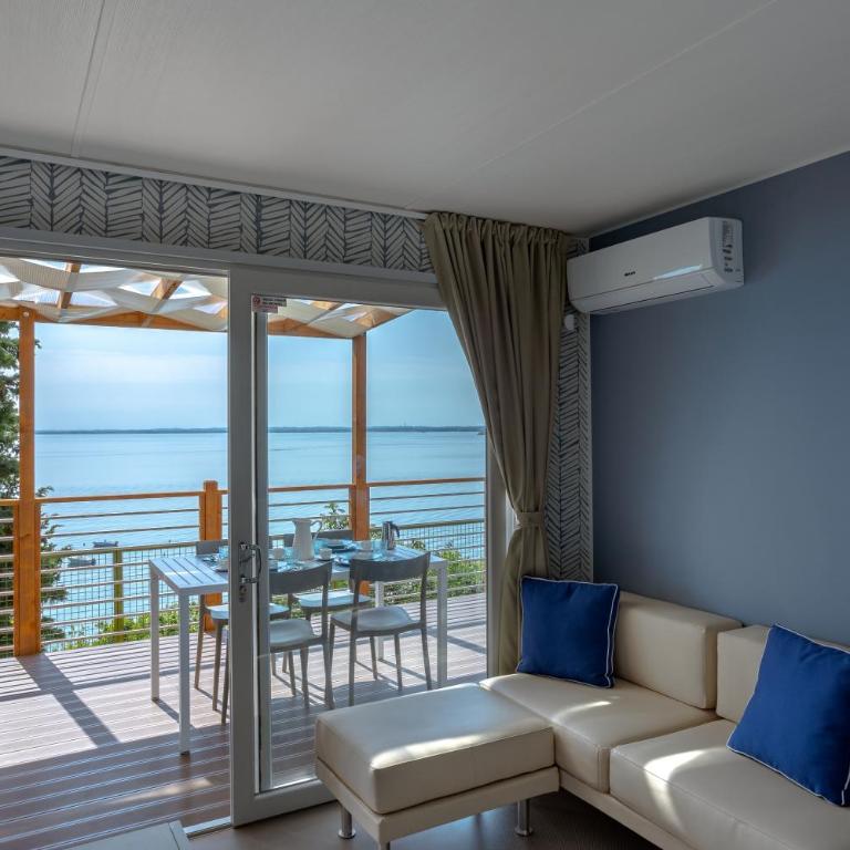 Village & Glamping Riva Blu - Superior Mobilheim mit Seeblick - 3
