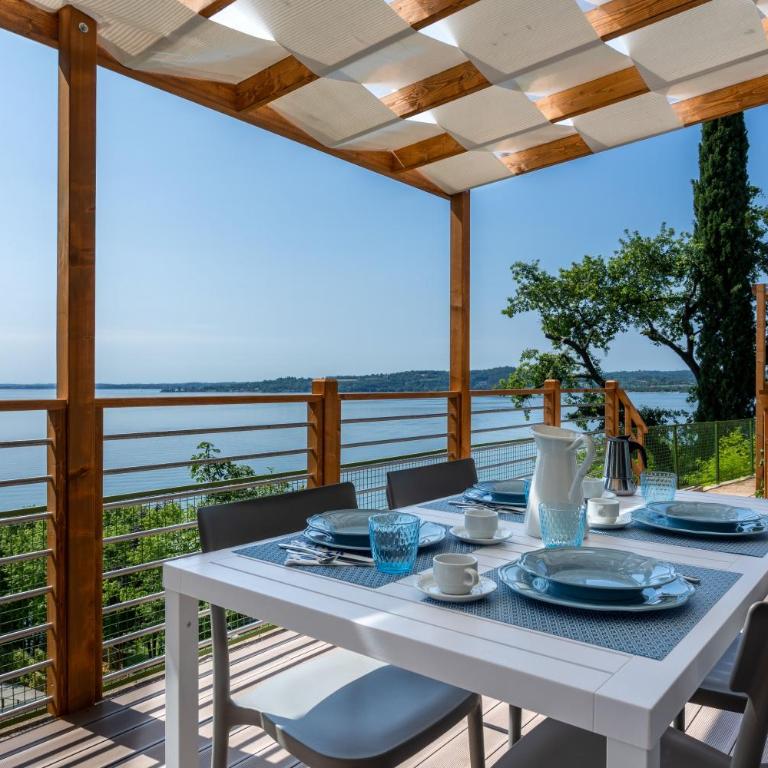 Village & Glamping Riva Blu - Superior Mobilheim mit Seeblick - 4