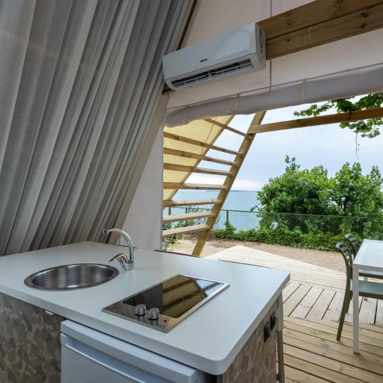 Village & Glamping Riva Blu - Comfort Zelt mit Seeblick - 3