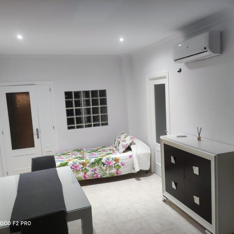 Apartamentos avda juan Carlos - One-Bedroom Apartment - 9