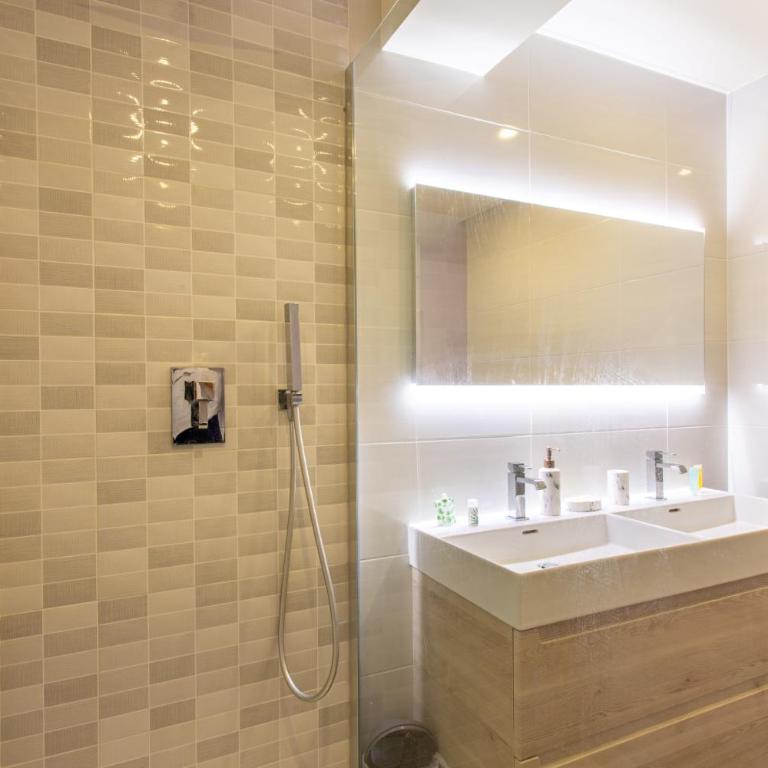 JJ8 - MAGNIFIQUE 3PIECES, ENTIEREMENT RENOVE, CLIM, VIEUX-NICE - Appartement 2 Chambres - 15