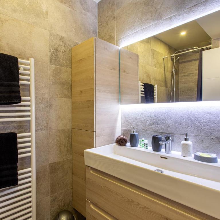 JJ8 - MAGNIFIQUE 3PIECES, ENTIEREMENT RENOVE, CLIM, VIEUX-NICE - Appartement 2 Chambres - 13