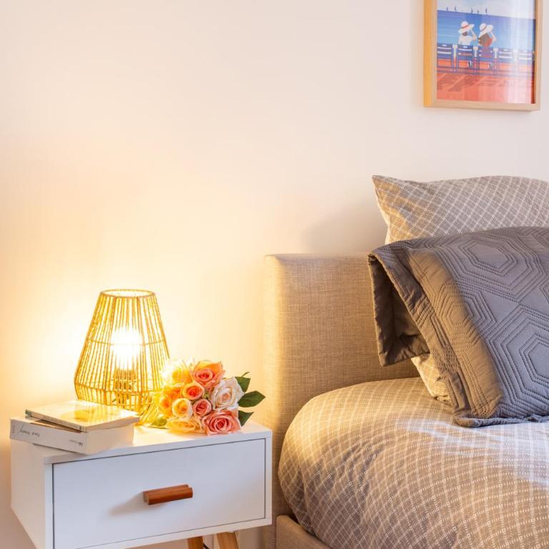 JJ8 - MAGNIFIQUE 3PIECES, ENTIEREMENT RENOVE, CLIM, VIEUX-NICE - Appartement 2 Chambres - 28