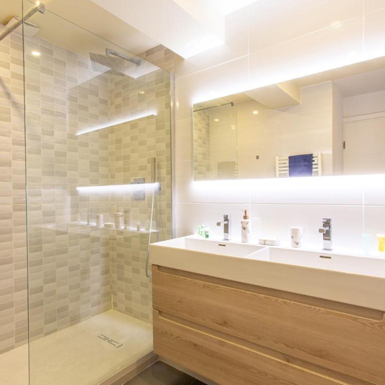 JJ8 - MAGNIFIQUE 3PIECES, ENTIEREMENT RENOVE, CLIM, VIEUX-NICE - Appartement 2 Chambres - 6