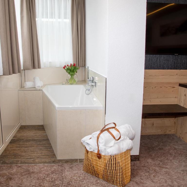 Hotel Victoria - Doppelzimmer Alpin mit Badewanne - 2