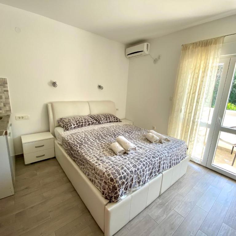 Apartments Popović - Classic Double Room with Balcony - 3