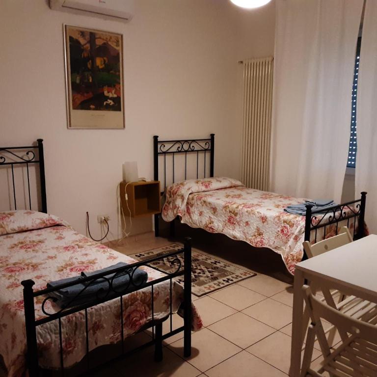 Locazione Menini - Camere zona stazione - Camera Doppia con Letti Singoli - 3