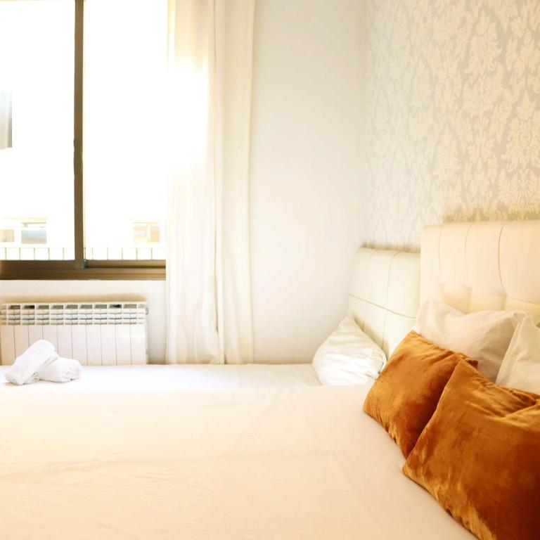 Bcn-rentals apartments in the Old town - Three-Bedroom Apartment - 8