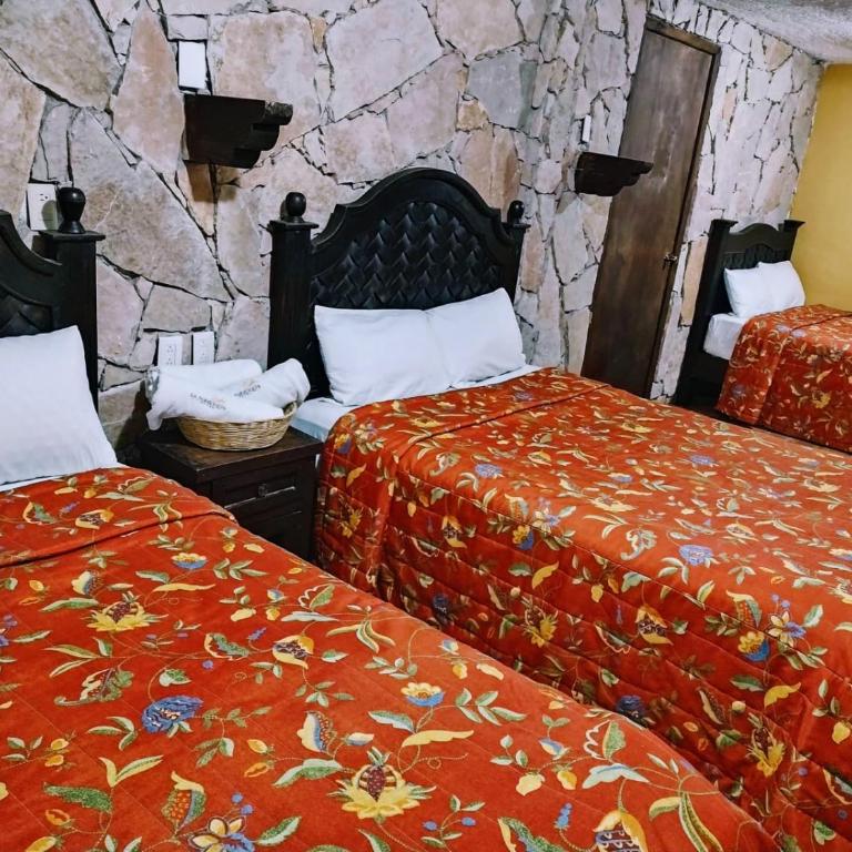 Hotel & Cava La Parroquia - Family Room - 3