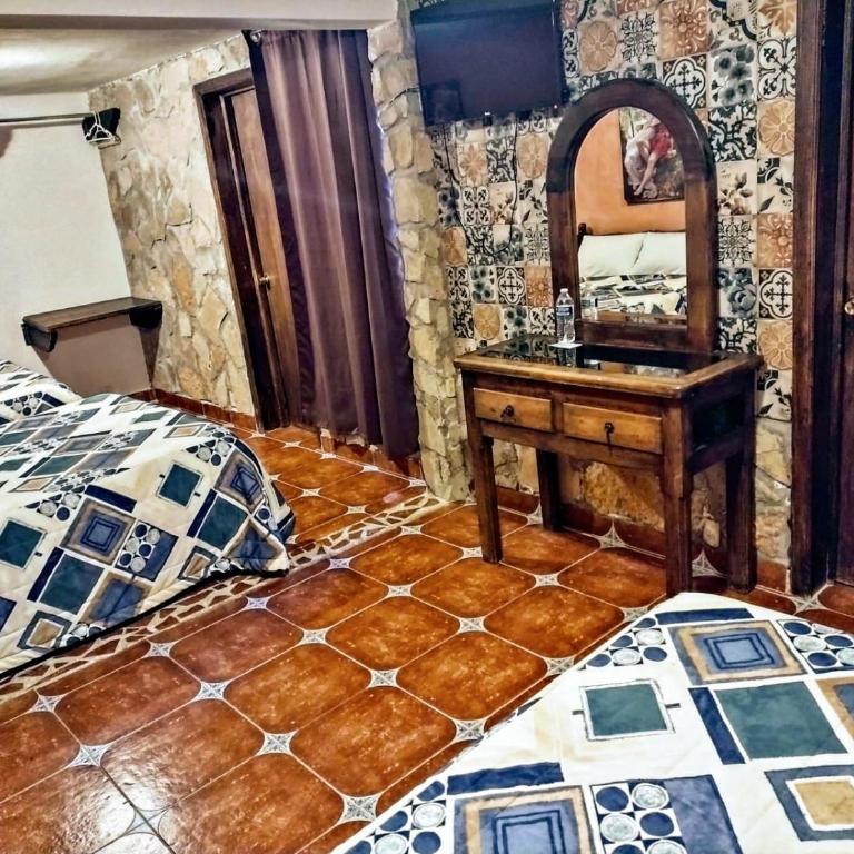 Hotel & Cava La Parroquia - Family Room - 8