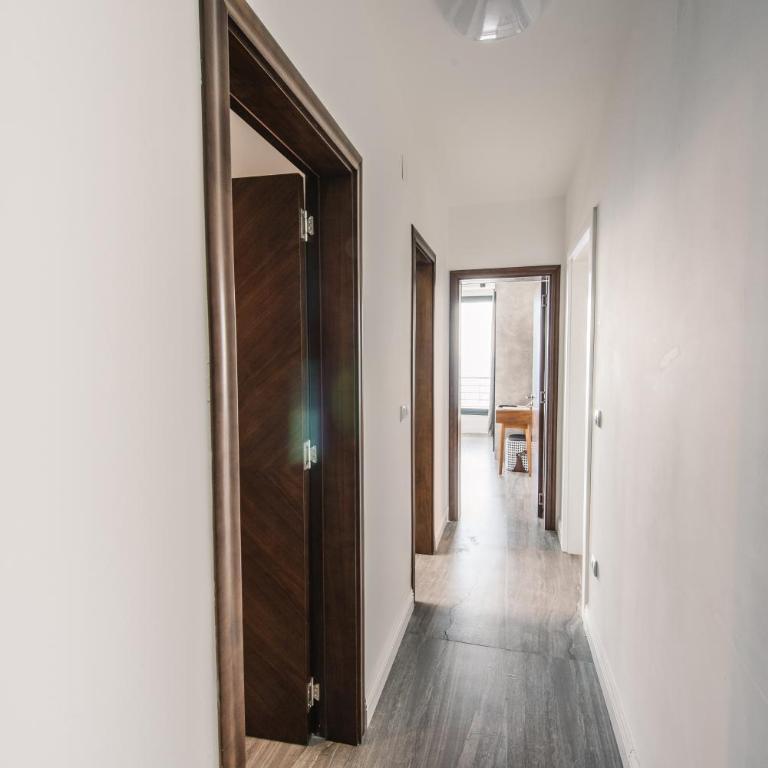 Dollaku Seafront Apartments - Three-Bedroom Apartment with Sea View and Balcony - 8