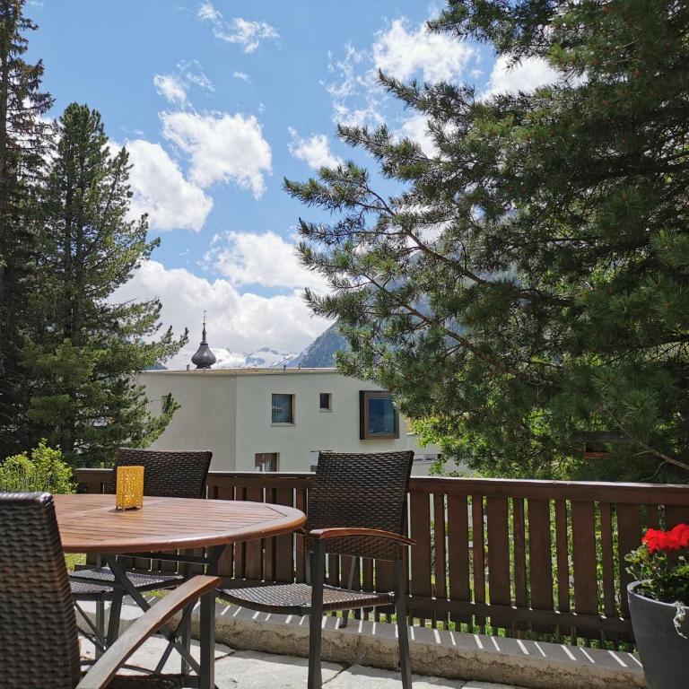 Ferienwohnung Pontresina - Chesa Andrea - Gartensitzplatz - Apartment mit 3 Schlafzimmern - 23