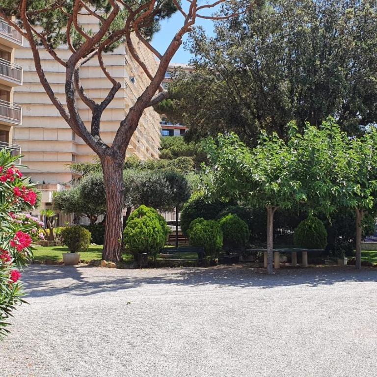 APARTAMENTO JUNTO AL MAR CON JARDIN COMUNITARIO Y PARKING - Apartamento de 2 dormitorios - 42