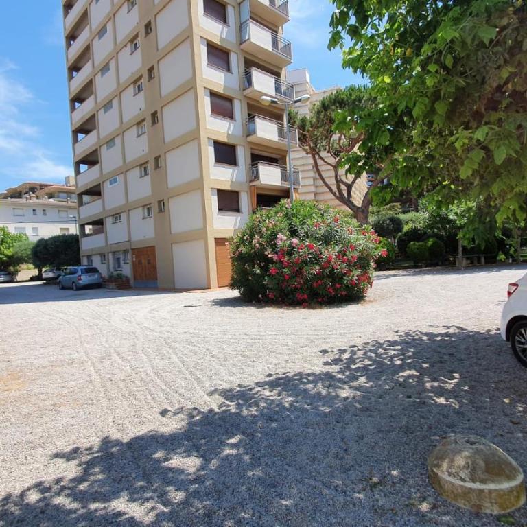 APARTAMENTO JUNTO AL MAR CON JARDIN COMUNITARIO Y PARKING - Apartamento de 2 dormitorios - 30