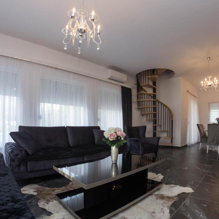 Villa Lila - Three-Bedroom Villa - 10