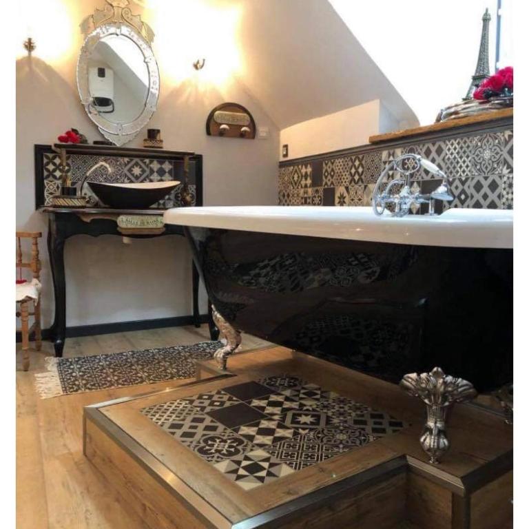 Appartement romantique parisien, baignoire rétro au pied du lit - Appartement 1 Chambre - 3