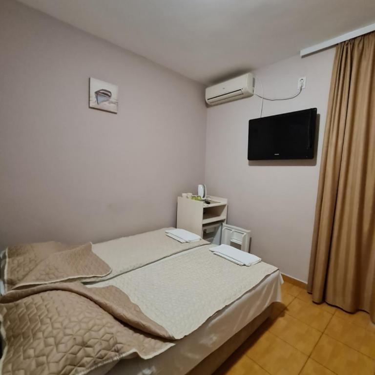 Hibiscus Guest House - Budget Double or Twin Room - 9