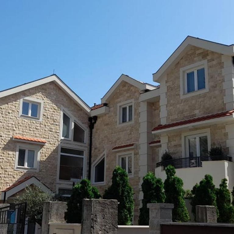 42° North Apartments - One Bedroom Apartment with Partial Sea View - 2
