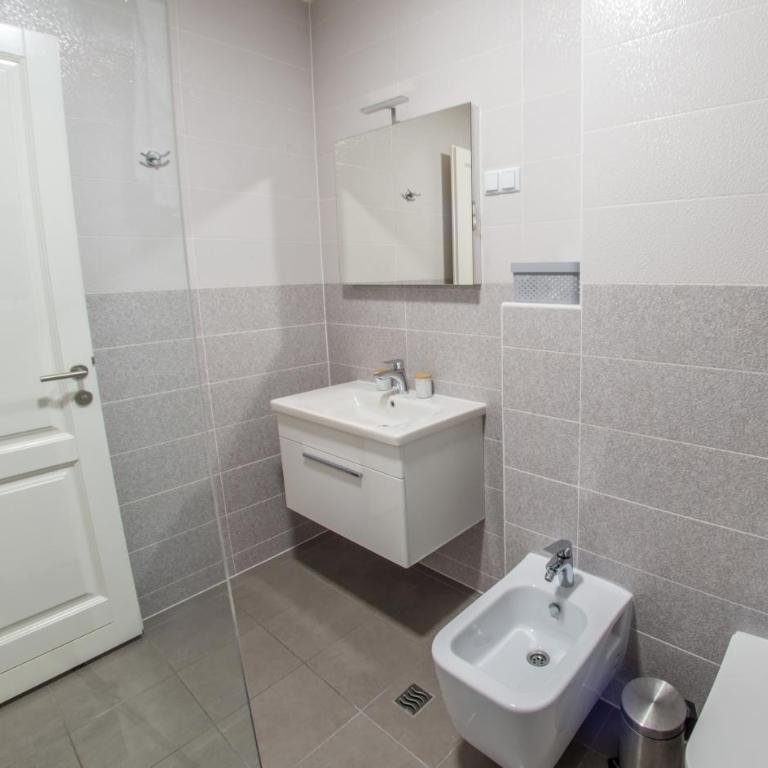 Apartment Light De Luxe - with Old Bridge view - Two-Bedroom Apartment with Balcony and City View - 25