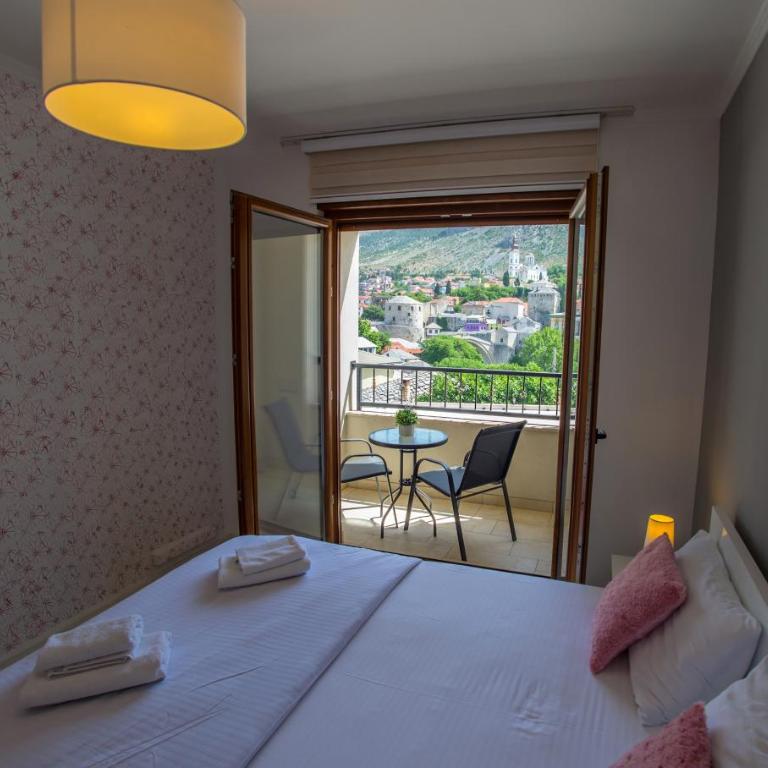 Apartment Light De Luxe - with Old Bridge view - Two-Bedroom Apartment with Balcony and City View - 1