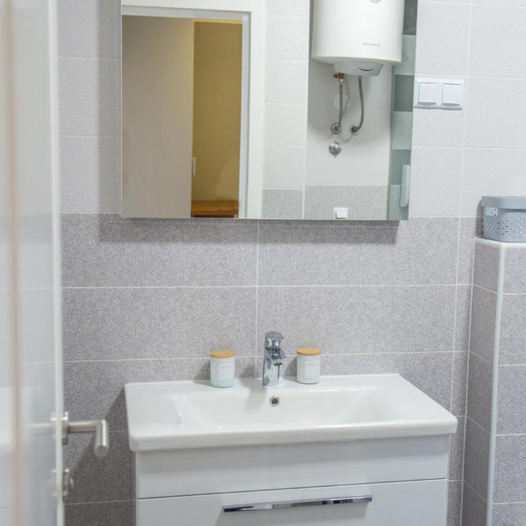 Apartment Light De Luxe - with Old Bridge view - Two-Bedroom Apartment with Balcony and City View - 33