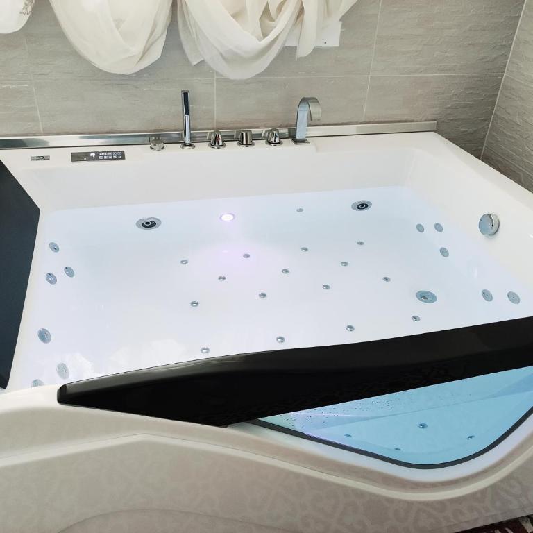 26 Suite Home - Monolocale con Vasca Idromassaggio - 12