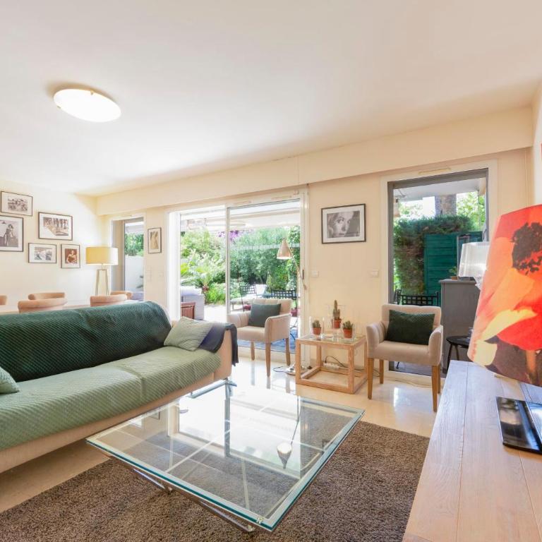 Apartment 2 bedrooms2 bathroomsdouble terrace & Garden in Palm beach area - Appartement - 4