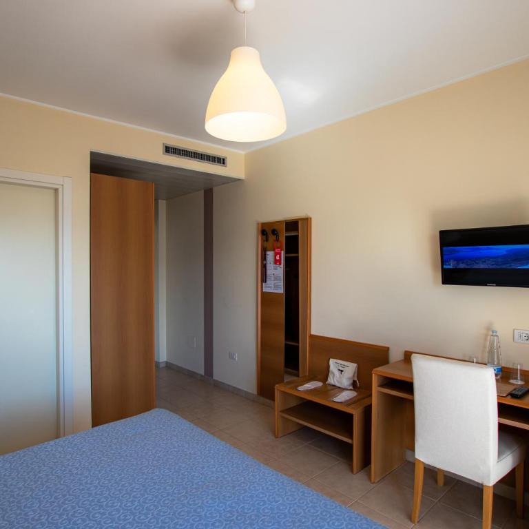 Hotel Alpi - Camera Matrimoniale/Doppia con Letti Singoli con Vista Lago. - 11