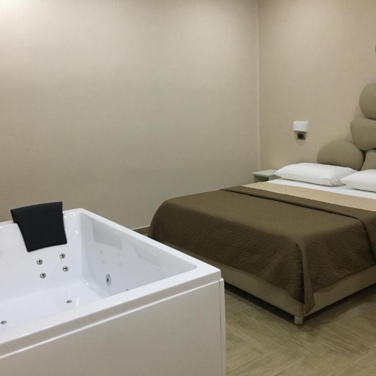 Dei Gerolomini - Deluxe Suite with Spa Bath - 2