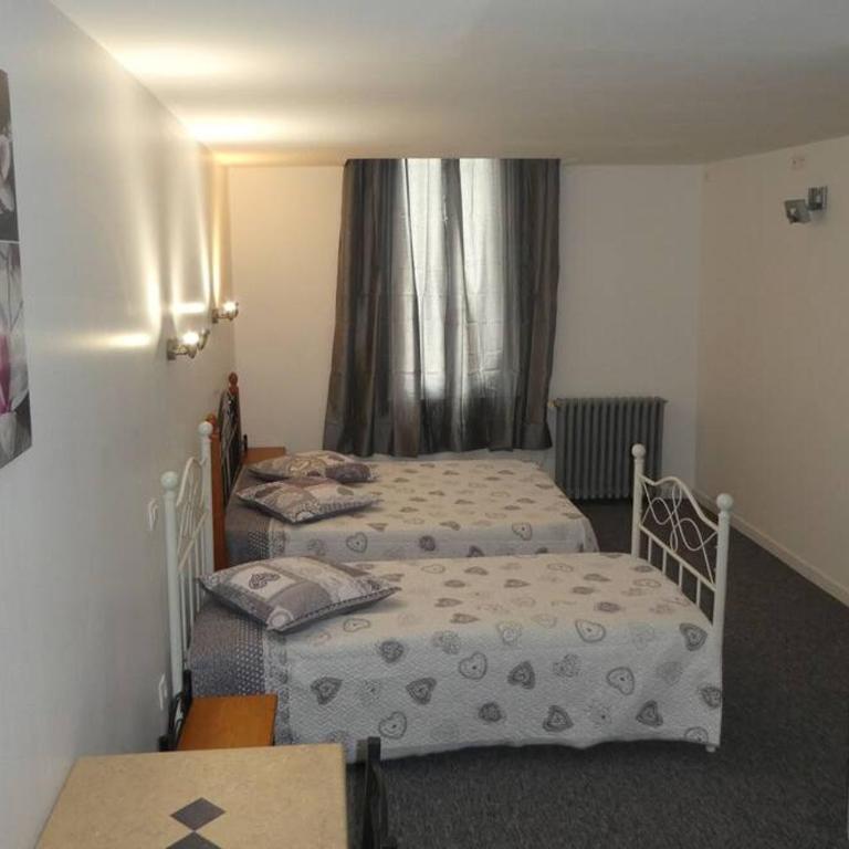 eTANIT ! Parking VélO, Etape Bicycle - 1mn a toute Connection Bus,Train et Aéroport - Calme Plein Centre de Beziers pour visiter,manger - Chambres Climatisées, Spacieuses Amenagees pour Singles, Couple, et ou Familles - Consigne et Petit Dej en plus - Chambre Quadruple Premium - 4
