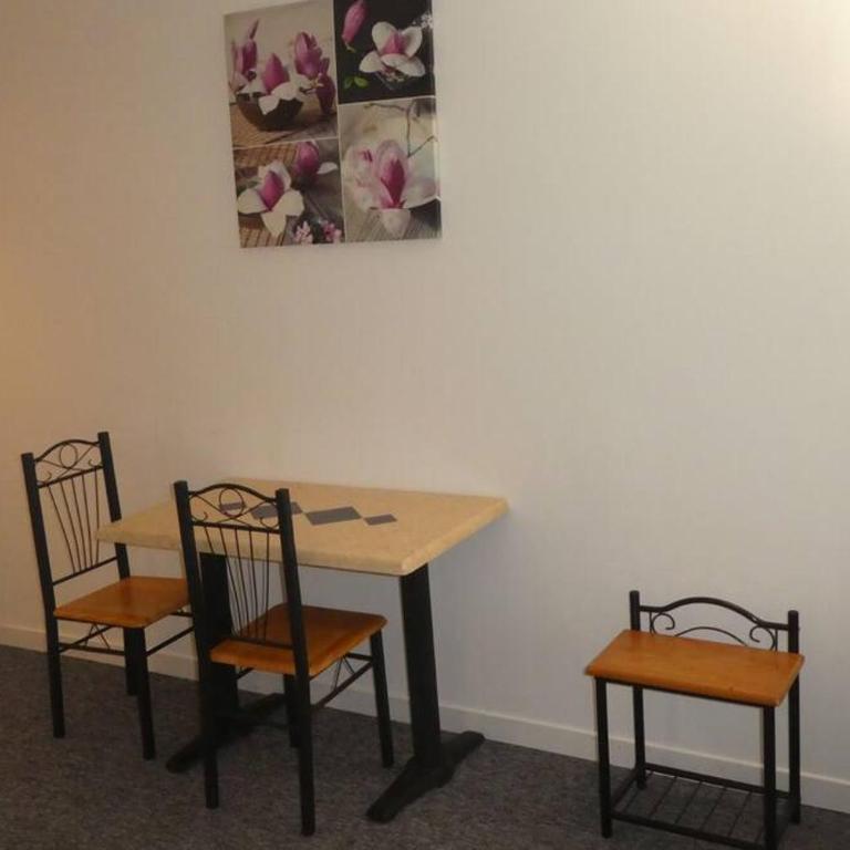 eTANIT ! Parking VélO, Etape Bicycle - 1mn a toute Connection Bus,Train et Aéroport - Calme Plein Centre de Beziers pour visiter,manger - Chambres Climatisées, Spacieuses Amenagees pour Singles, Couple, et ou Familles - Consigne et Petit Dej en plus - Chambre Quadruple Premium - 8