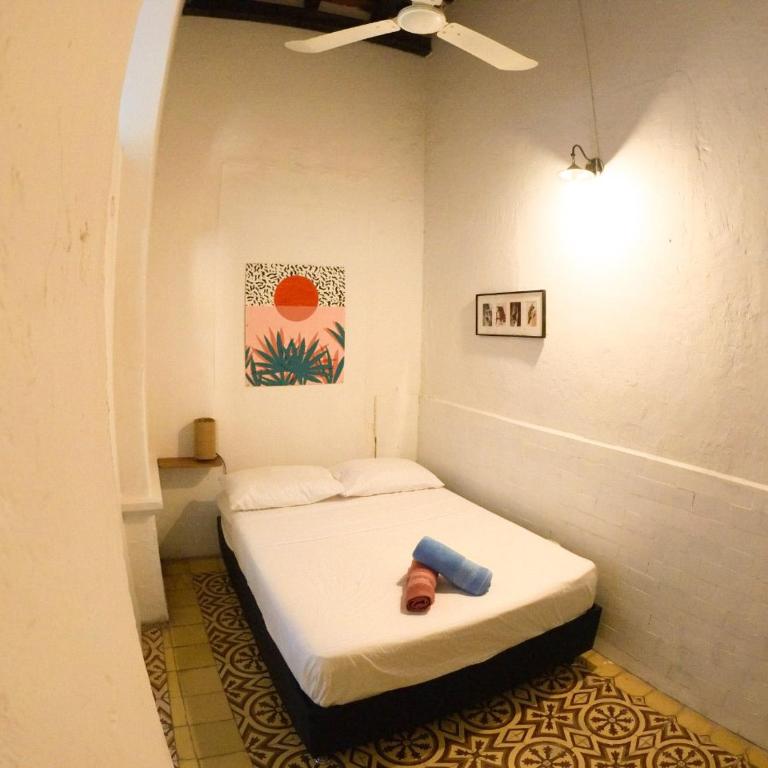 Hostal Españolete - Double Room with Shared Bathroom and Air Conditioning - 1