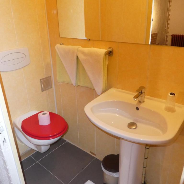 eTANIT ! Parking VélO, Etape Bicycle - 1mn a toute Connection Bus,Train et Aéroport - Calme Plein Centre de Beziers pour visiter,manger - Chambres Climatisées, Spacieuses Amenagees pour Singles, Couple, et ou Familles - Consigne et Petit Dej en plus - Chambre Double Deluxe - 4