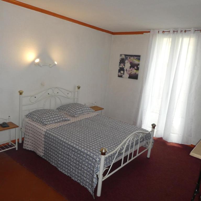eTANIT ! Parking VélO, Etape Bicycle - 1mn a toute Connection Bus,Train et Aéroport - Calme Plein Centre de Beziers pour visiter,manger - Chambres Climatisées, Spacieuses Amenagees pour Singles, Couple, et ou Familles - Consigne et Petit Dej en plus - Chambre Double Deluxe - 5