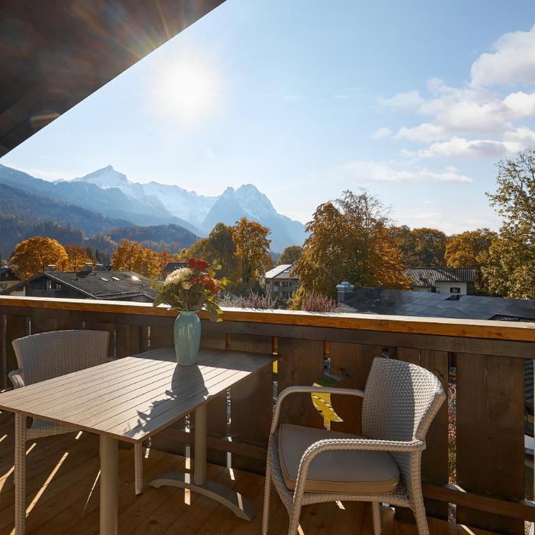 HYPERION Hotel Garmisch - Partenkirchen - Deluxe Doppel-/Zweibettzimmer mit Bergblick - 4