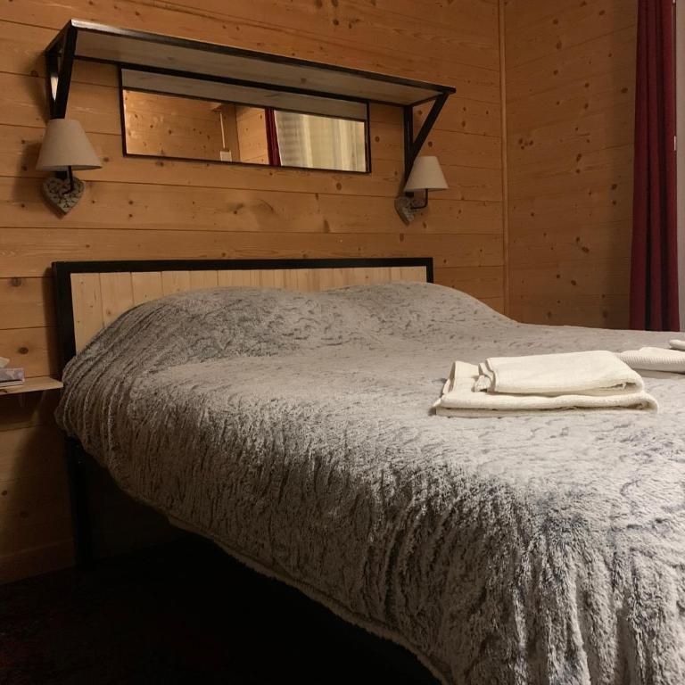 Hôtel l'Équipe - Double Room with Balcony - 3