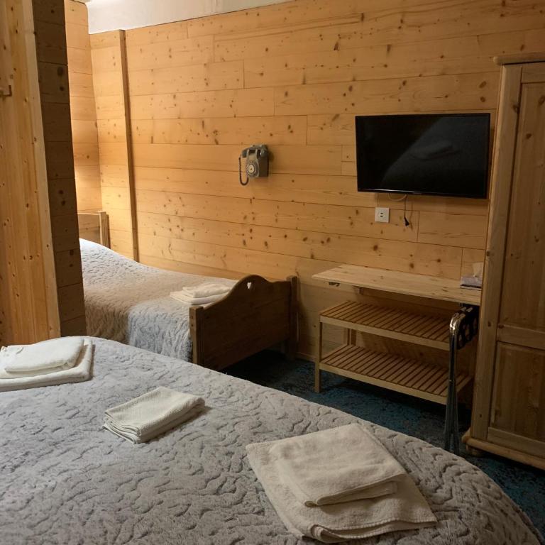 Hôtel l'Équipe - Triple Room with Balcony - 3