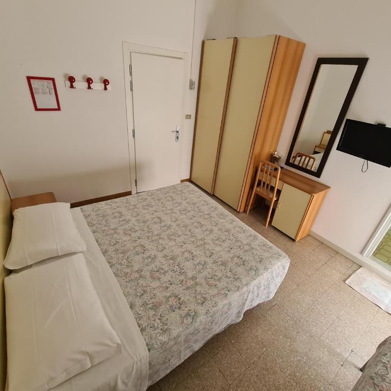 Hotel Camelia - Triple Room with Balcony - 6