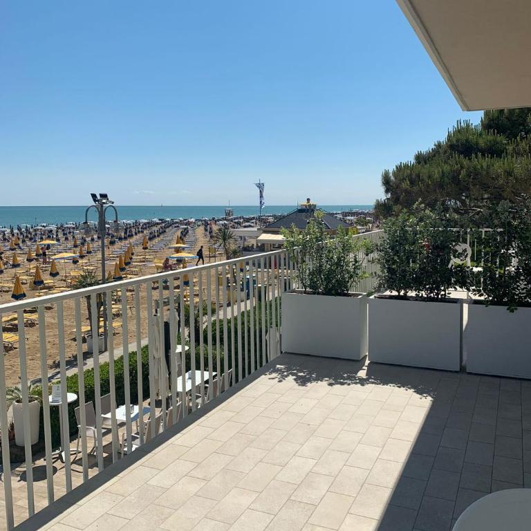 Hotel Solemare - Frontemare - 3 Stelle Superior - Camera Tripla con Terrazza e Vista Mare - 1