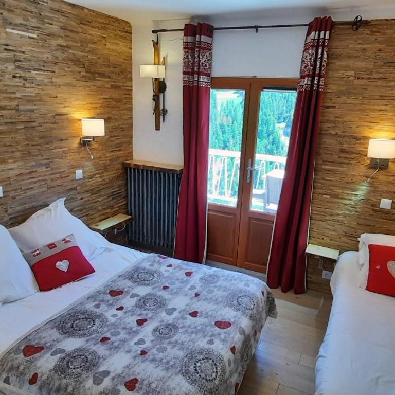 Hôtel Chastellares - Chambre Triple avec Terrasse - Vue sur Piste - 9