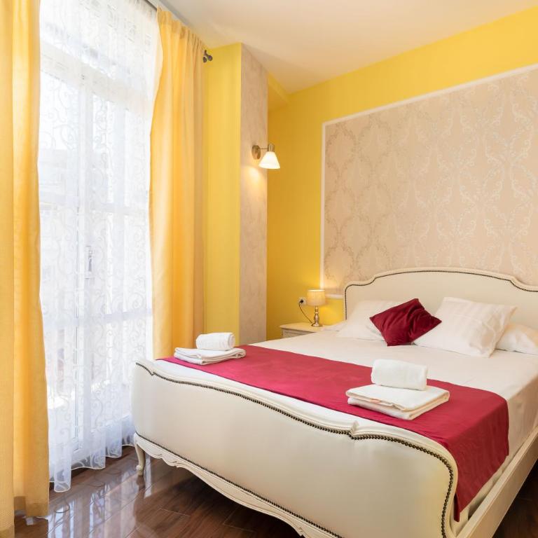 Adarve Flats - One-Bedroom Apartment - 4