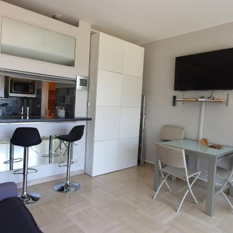 Lovely apartment in Marina Baie des Anges- Baronnet - Sew view, free parking spaces on site, restaurants, beach, supermarket - Apartamento de 1 dormitorio - 5