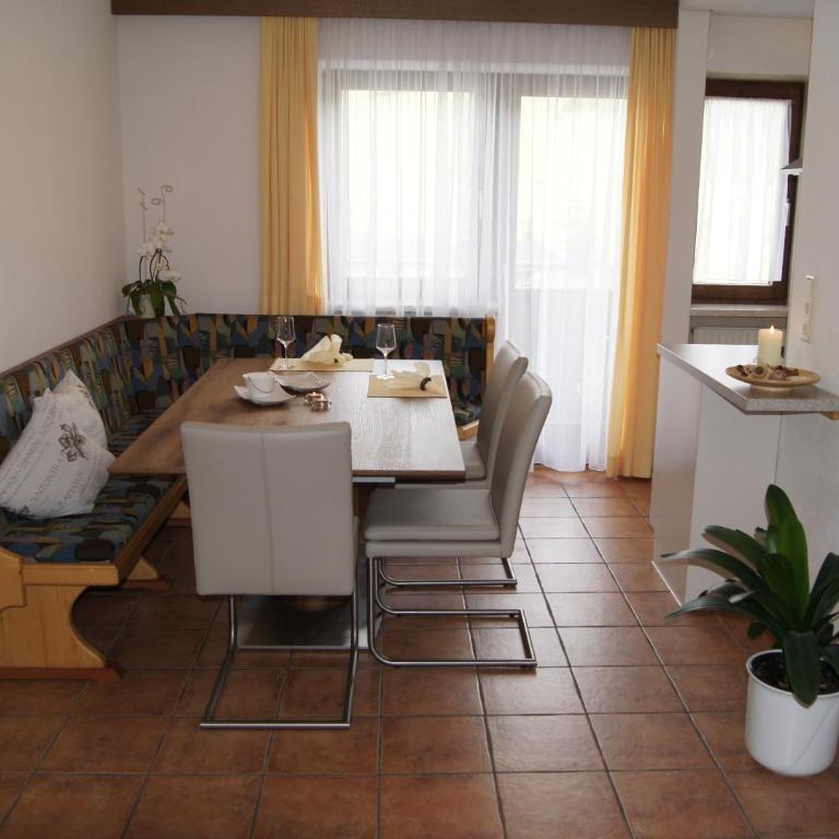 Ferienhaus Peter Spöttl - Apartment mit 4 Schlafzimmern und einem Balkon - 17