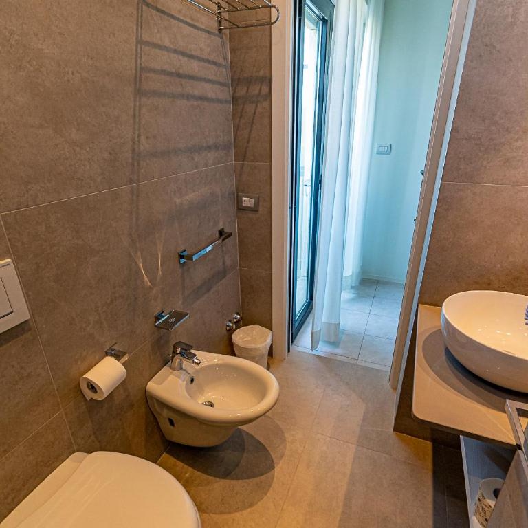 Hotel Monica - Triple Room with Balcony - 2