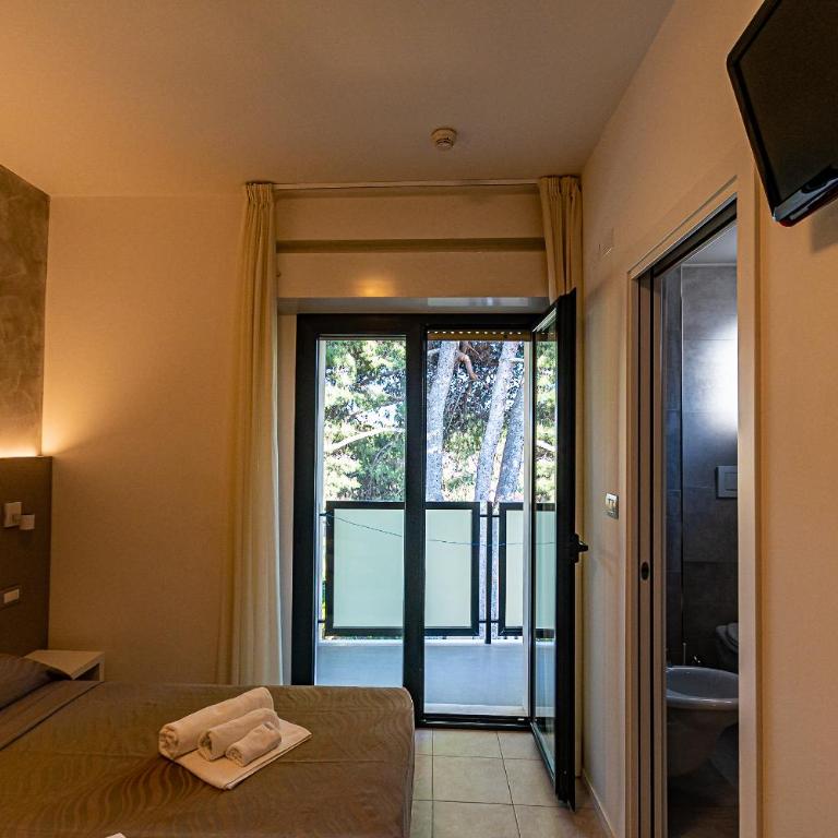 Hotel Monica - Deluxe Double or Twin Room with Balcony - 8