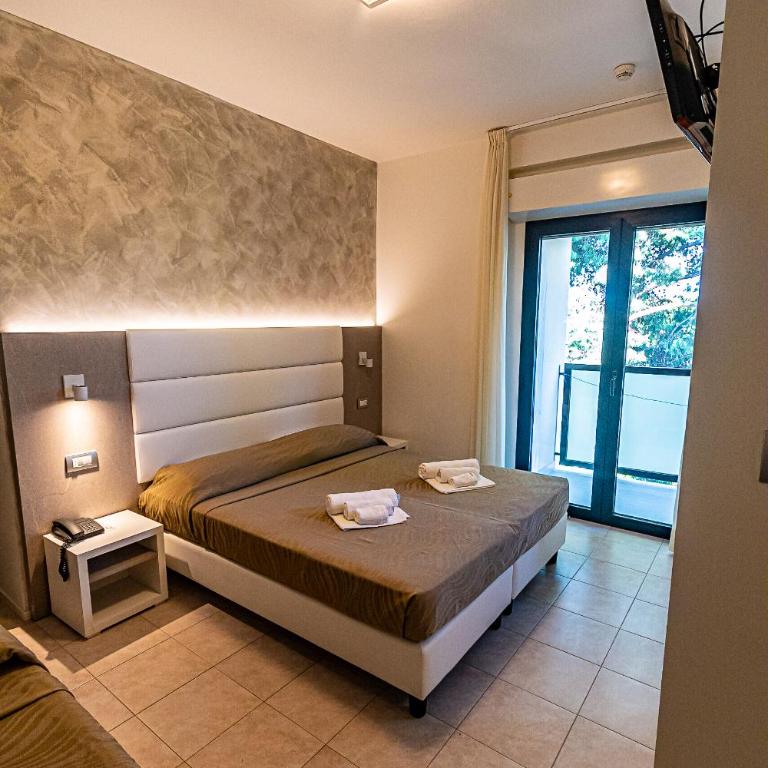 Hotel Monica - Quadruple Room with Balcony - 3