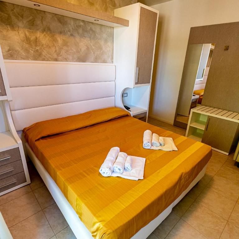Hotel Monica - Triple Room with Balcony - 4
